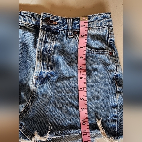 Pull & Bear Women's Denim Shorts Size 6. - Picture 3 of 7